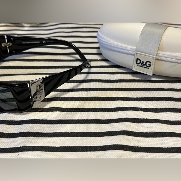 LIGHTLY used DOLCE AND GABBANA black sunglasses. ORIGINAL box included. - Picture 8 of 9